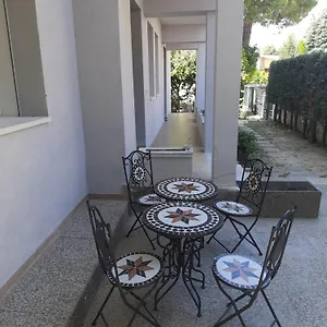 Spazioso In Casa Singola Con Giardino Appartamento